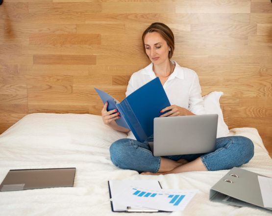 Kto odpowiada za pokrycie kosztów zakwaterowania pracownika podczas wyjazdu służbowego?