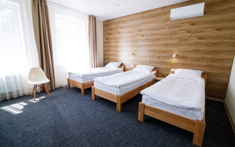 łóżka w pokoju pracowniczym